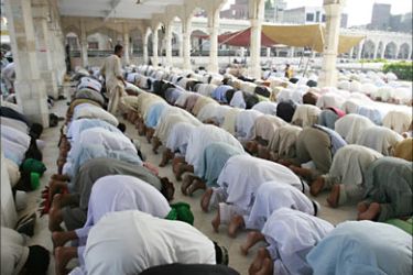R_Muslims pray on the third Friday of Ramadan in Lahore September 19, 2008. Muslims around the world abstain from eating, drinking and conducting sexual relations from sunrise