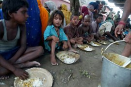 f_Indian flood-affected children receive food at a makeshft camp following their rescue in an Army operation in Banmankhi area, Poornia district of India's northeastern