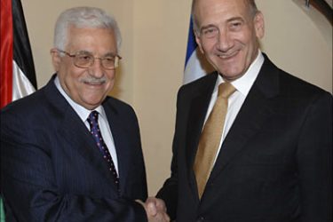 r_Israel's Prime Minister Ehud Olmert (R) greets Palestinian President Mahmoud Abbas during their meeting in Jerusalem September 16, 2008, in this picture released by the Israeli