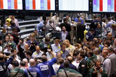 r : Traders work in the oil options pit of the New York Mercantile Exchange, September 2, 2008. Oil prices fell as dealers bet the U.S. oil industry would recovery quickly from