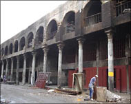 شارع المتنبي فقد معظم مكتباته بانفجار مارس/آذار 2006 (الجزيرة نت)