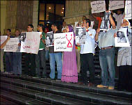 صحفيون مصريون يتظاهرون أمام نقابتهم  اعتراضا على حبس زملائهم (الجزيرة نت-أرشيف) 