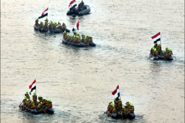 epa : epa01523781 Egyptian soldiers row zodiacs down the Nile River in a simulation of the crossing of the Suez Canal during a renactment and celebration commemorating the 6th