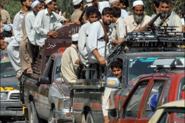 afp : Armed Pakistani people patrol against Islamic militants in Mamoon Khataki Shabqader on the border of the tribal district of Mohmand Agency on October 9, 2008. The local