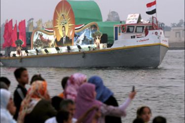 epa : epa01523775 A Nile River barge with a diorama depicting battle scenes and Egyptian President Hosni Mubarak proceeds down the Nile River during a renactment