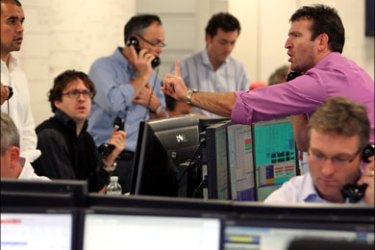afp : Brokers react to news of a 0.5% cut in the interest rate from the The Bank of England, on ICAP's dealing floor, in London, on October 8, 2008. The London stock market