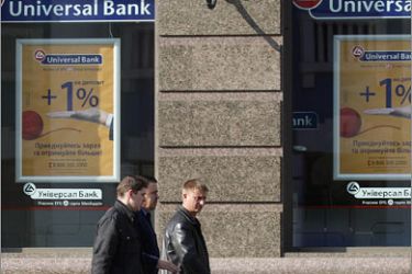 REUTERS/People walks past a bank office in central Kiev October 16, 2008. Ukraine's government and the International Monetary Fund were locked in talks