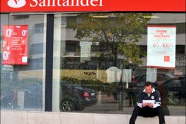 afp : A man withdraws cash from a Santander Spanish branch in Madrid on October 13, 2008. Santander, the biggest Spanish bank, said it had injected one billion pounds
