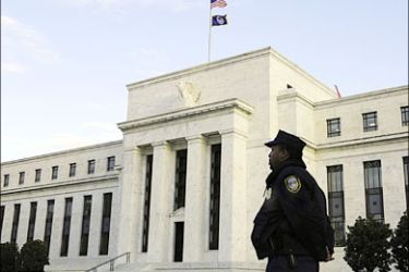afp : A US Federal Reserve officer stands watch in front of the Federal Reserve Building early October 29, 2008 in Washington, DC. The US Federal Reserve was widely