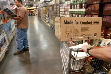 /AFP - A customer pushes his shopping cart through a Costco store October 28, 2008 in San Francisco, California. As the economy continues to falter, business research firm The Conference Board reported today that its consumer confidence index fell to