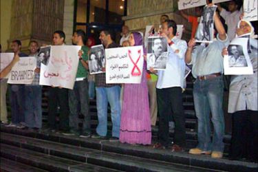 مجموعة من شباب الصحفيين المصريين يتظاهرون امام نقابة الصحفيين للاعتراض على حبس الصحفيين