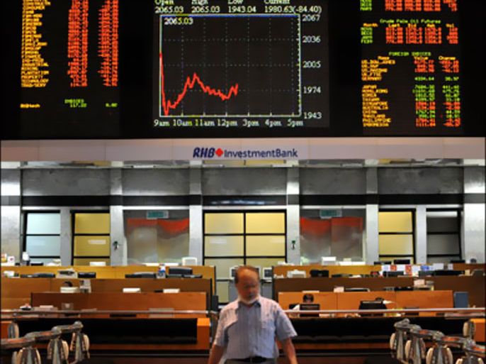 afp : A broker walks out from the trading floor at a private stock gallary in Kuala Lumpur on October 28, 2008. Malaysian shares slumped 6.0 percent at midday in
