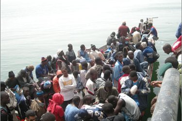 من المهاجرين وقت وصولهم اليوم إلى ميناء نواكشوط.