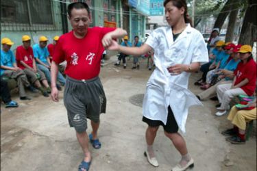 epa : epa00819144 A nurse dances with a patient in a treatment to the patients at a psychiatric hospital in Shenyang in northeast China's Liaoning province Friday, 15