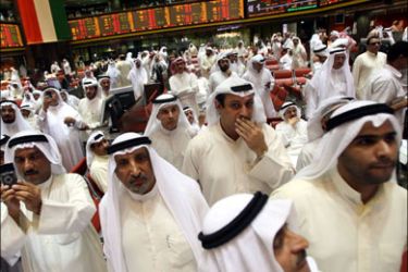 afp : Kuwaiti traders follow another day of falls in the prices of shares at the Stock Exchange in Kuwait City on October 27, 2008. Traders on the Kuwait stock market walked out again,