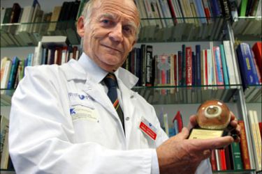 afp : Leading heart transplant specialist Alain Carpentier presents on October 27, 2008 a cardiac valve used to design a fully implantable artificial heart designed to overcome the