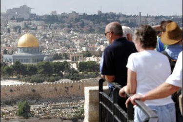 f/Tourists watch the view of Jerusalem’s old city as they stand at a belvedere in Mount of Olives on October 2, 2008.