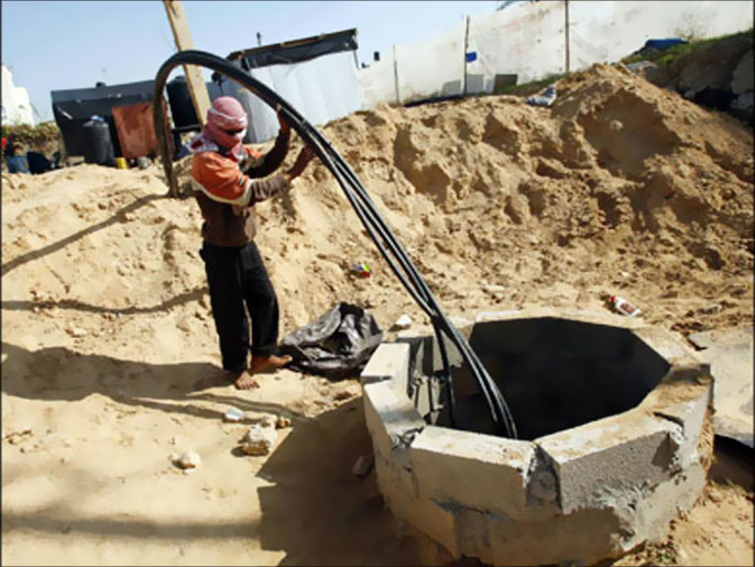‪مصر شنت حملة على تهريب الوقود عبر أنفاق الحدود مع غزة‬ مصر شنت حملة على تهريب الوقود عبر أنفاق الحدود مع غزة (رويترز-أرشيف)