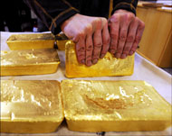 ارتفع سعر أونصة الذهب إلى 931 دولارا (رويترز-أرشيف) 