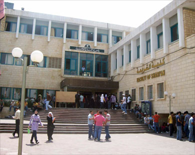 الخلاف بين مجلس التعليم والعاملين أثر على المسيرة التعليمية في الجامعات الفلسطينية (الجزيرة نت)