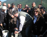 وزير البيئة اللبناني يضع حجر الأساس لأحد المشاتل في إطار جهود مكافحة الحرائق(الجزيرة نت)