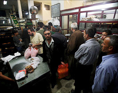 طوابير الخبز أصبحت من المشاهد المألوفة في قطاع غزة (الأوروبية)