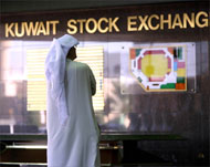 كويتي يتابع حركة الأسهم في بورصة الكويت (الفرنسية)