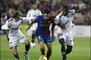 r/Barcelona's Xavi Hernandez (C) fights for the ball between Sevilla's Diego Capel (L) and Ndri Romaric during their Spanish First Division soccer match at Ramon Sanchez Pizjuan stadium in Seville November 29, 2008.