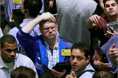/AFP - Traders work minutes before the closing bell in the crude oil options pit at the New York Mercantile Exchange November 20, 2008 in New York City.