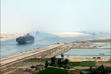 afp : Cargoe ships navigate a stretch of the Suez Canal in the port city of Suez, 100 kms southeast of Cairo, on August 1, 2008. Revenues from the Suez Canal, a strategic