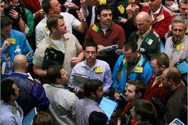 /AFP - Traders work minutes before the closing bell in the crude oil options pit at the New York Mercantile Exchange November 20, 2008 in New York City. Crude oil prices fell below $50 a barrel, the lowest since level