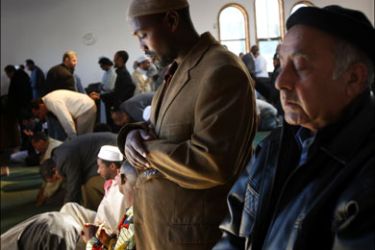 afp : DENVER - NOVEMBER 28: Islamic faithful pray at the Colorado Muslim Society mosque November 28, 2008 in Denver, Colorado. During the service, the mosque Imam