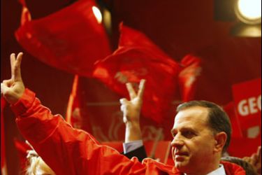 r/Romania's opposition Social Democrat Party (PSD) leader Mircea Geoana flashes a 'V' sign after first exit polls in Bucharest November 30, 2008.