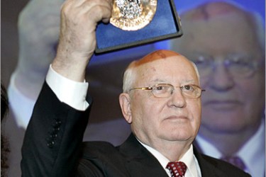 AFP - Former Soviet leader Mikhail Gorbachev holds up the Dutch-German Martin Buber medal in Kerkrade, the Netherlands, on November 14, 2008 for services to humanity. He received the