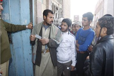 REUTERS/A soldier stands at the door as Yemeni Jews gather outside a voter registration centre in Sanaa November 23, 2008. Yemen, which has a small Jewish minority with a population of around 550 people