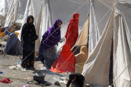 Pakistani earthquake survivors gather at a makeshift camp in Wam on November 1, 2008. Aid agencies on 1 November said they faced a race against time to provide shelter to tens