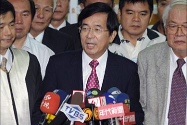 f_Former Taiwan president Chen Shui-bian (C) speaks to the press after been released at the Taipei District Court on December 13, 2008. A Taiwanese court decided to release
