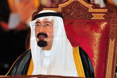 r_Saudi Arabia's King Abdullah bin Abdul-Aziz attends the opening of the Gulf Cooperation Council (GCC) summit in Muscat December 29, 2008.