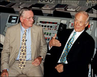 أرمسترونغ (يسار) يستذكر مع زميله رائد الفضاء أدوين أولدر المشي على سطح القمر (الفرنسية-أرشيف)