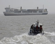 حرس سواحل عراقيون وبريطانيون أثناء دورية مشتركة بميناء أم قصر (رويترز-أرشيف)