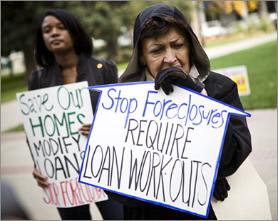 جانب من مظاهرة في أميركا للمطالبة بوقف مصادرة المنازل المرهونة (رويترز-أرشيف)