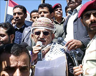الأحمر دعا رجال الأعمال اليمنيين لمساعدة إخوانهم في غزة (الجزيرة نت)