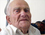 معمر تشيكي عمره 102 سنة(الجزيرة نت)