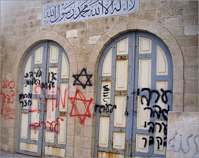 كتابات يهودية عنصرية على جدار مسجد البحر في يافا (الجزيرة نت)