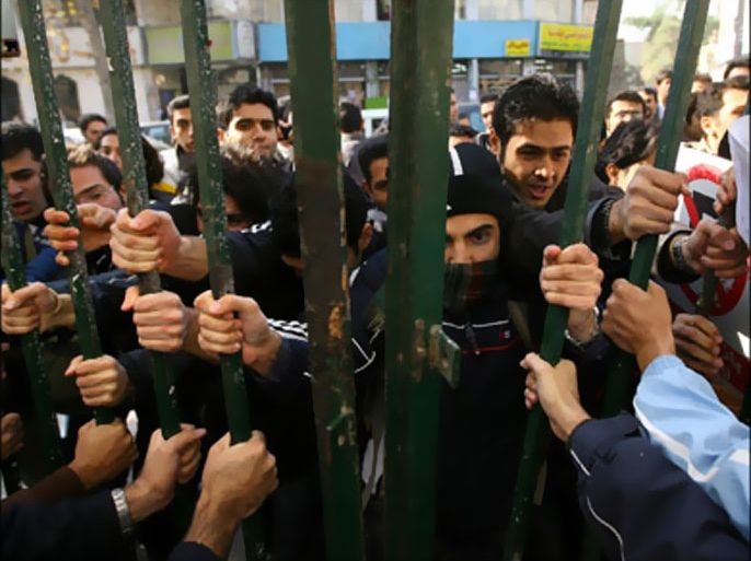 afp : Iranian students protest at Tehran University in the Iranian capital on December 7, 2008. Iranian students held a protest today at the university calling for freedom and