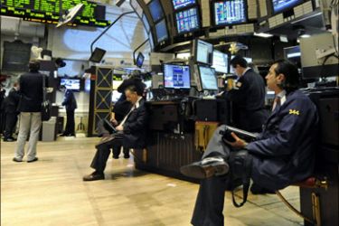 r : Traders sit and wait moments after the opening bell at the New York Stock Exchange in New York, December 31, 2008. REUTERS/Ray Stubblebine (UNITED STATES)