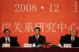 r : Jia Qinglin (C), chairman of the Chinese People's Political Consultative Conference (CPPCC) National Committee, Wu Boxiong (R), chairman of Taiwan's Nationalist party (KMT),