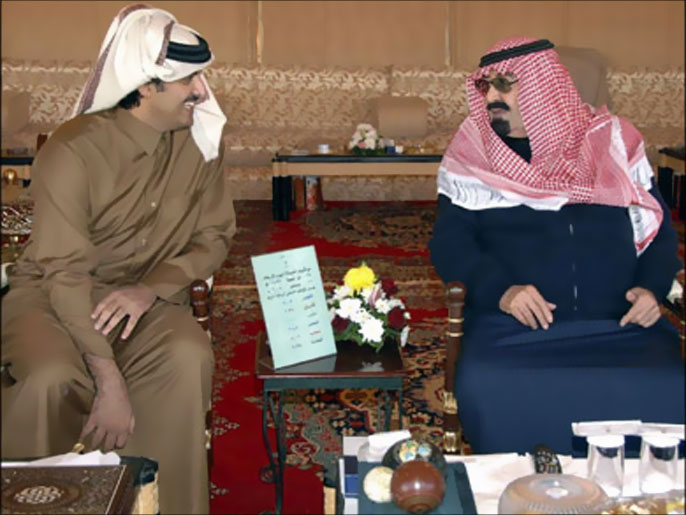 الشيخ تميم خلال لقاء سابق بالملك عبد الله(رويترز-أرشيف)