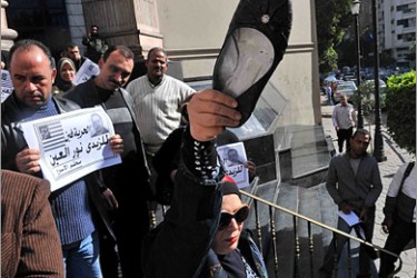 تظاهرة في القاهرة بـ "الأحذية" للمطالبة بإطلاق سراح الزيدي - الجزيرة نت