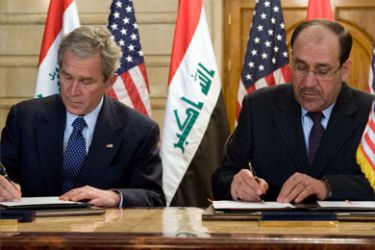 US President George W. Bush and Iraq's Prime Minister Nuri al-Maliki sign statements during a ceremonial signing ceremony regarding the status of US forces in Iraq at Maliki's private office during an unannounced visit to Baghdad, Iraq, on December 14, 2008.